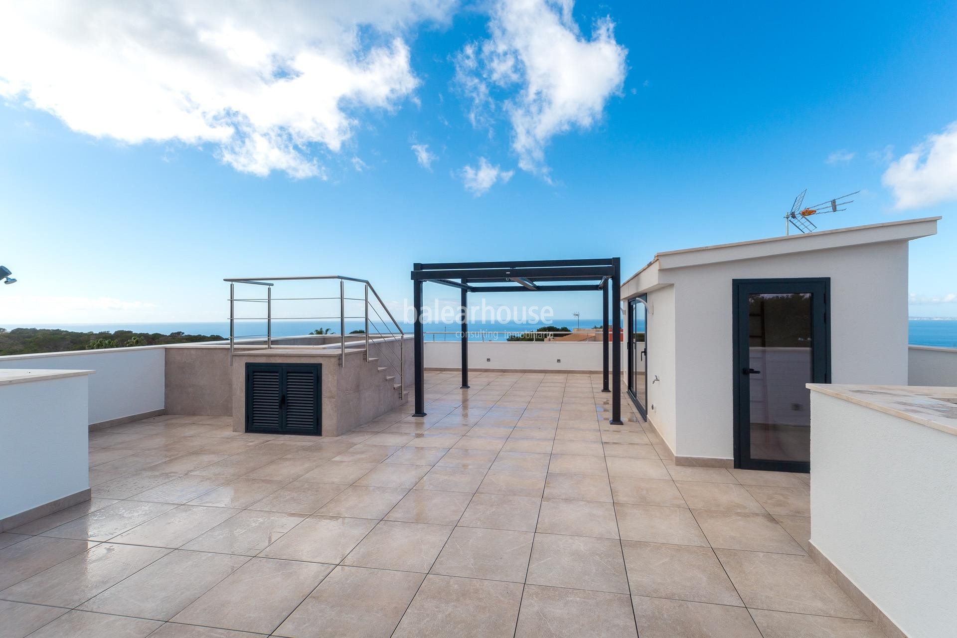 Moderna villa con orientación sur, piscinas y vistas al mar junto a la playa en Badía Blava