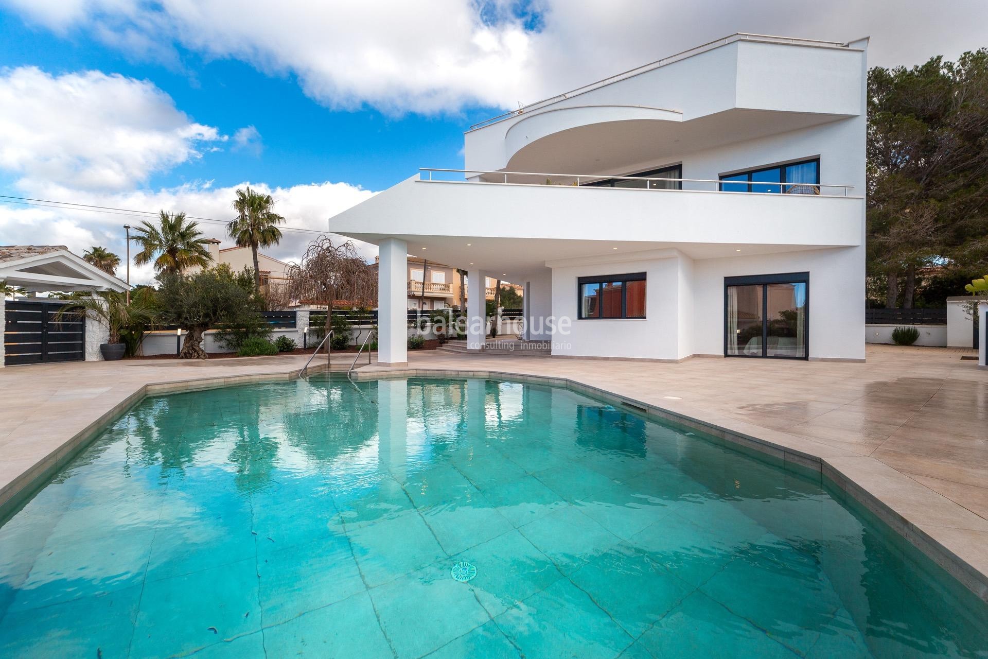 Moderna villa con orientación sur, piscinas y vistas al mar junto a la playa en Badía Blava